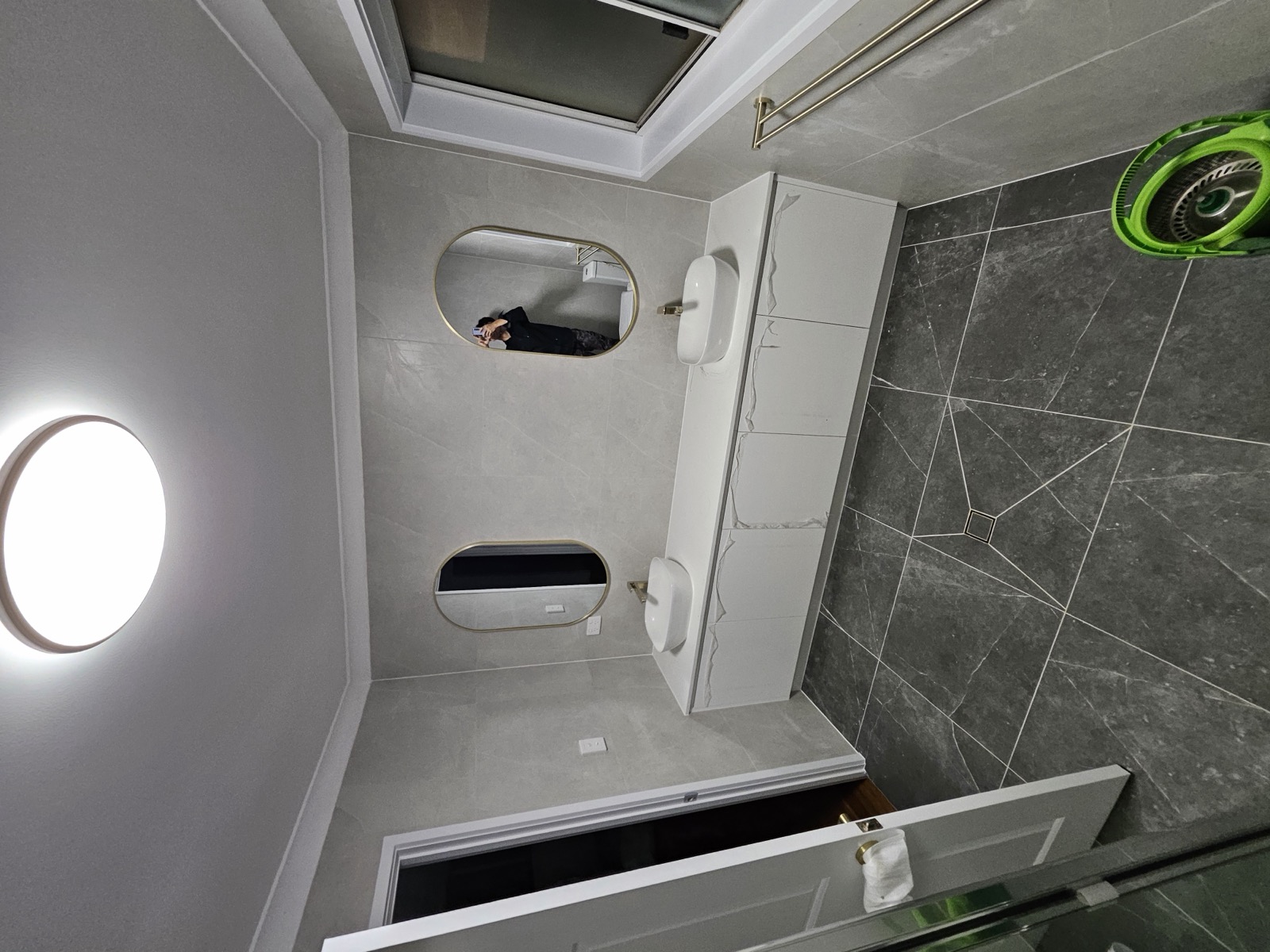 Bathroom dual vanity
