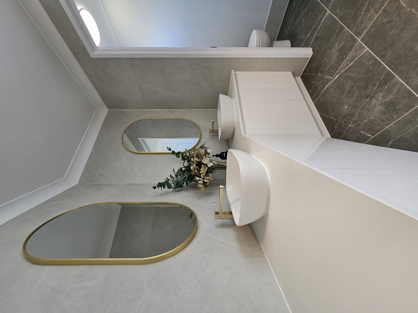 Ensuite dark marble